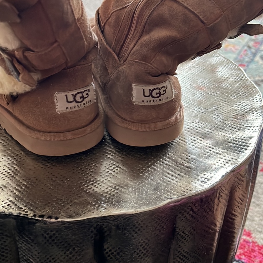 UGG - Picture 2 of 4